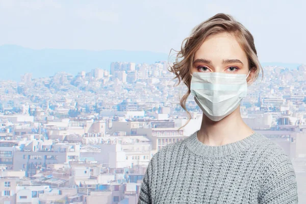 Giovane Donna Maschera Protettiva Sfondo Urbano Della Città All Aperto — Foto Stock