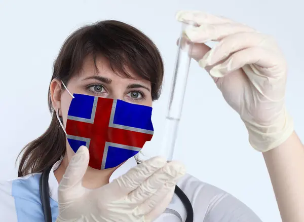 Mujer Científica Máscara Con Bandera Islandia Investigación Virus Laboratorio Para —  Fotos de Stock
