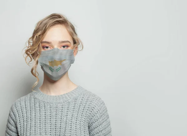Mladá Žena Obličejovou Maskou Vlajkou Epidemie Chřipky Koncepce Ochrany Proti — Stock fotografie