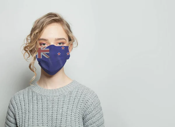 Mladá Žena Masce Novozélandskou Vlajkou Epidemie Chřipky Koncepce Ochrany Proti — Stock fotografie