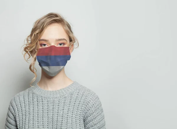 Giovane Donna Che Indossa Una Maschera Facciale Con Bandiera Concetto — Foto Stock