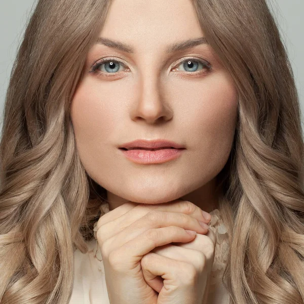 Όμορφο Πρόσωπο Τέλεια Γυναίκα Φυσικό Δέρμα Και Υγιή Μαλλιά — Φωτογραφία Αρχείου