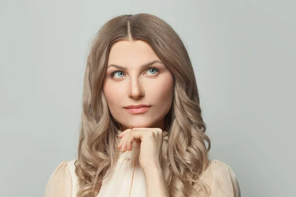 Mujer Agradable Con Piel Natural Cabello Sano Mirando Hacia Arriba — Foto de Stock