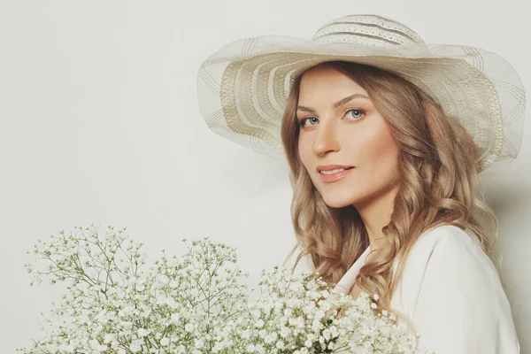 Mujer Bonita Con Sombrero Sosteniendo Flores Retrato Cerca —  Fotos de Stock