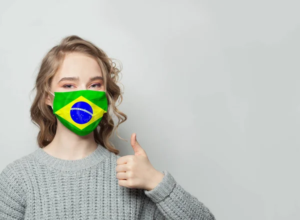 Mulher Feliz Máscara Facial Segurando Polegar Com Fundo Bandeira Nacional — Fotografia de Stock