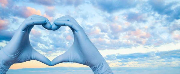 Médico Mãos Luvas Medica Mostrando Coração Céu Nuvens Fundo — Fotografia de Stock