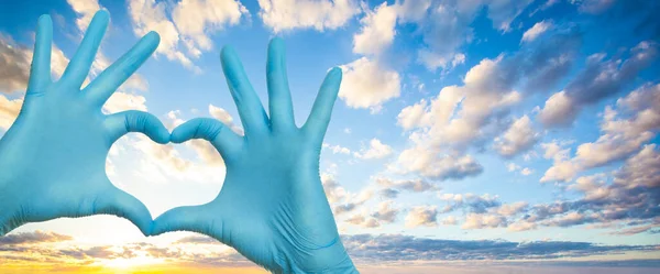 Conceito Medicina Médico Mãos Mostrando Coração Céu Nuvens Fundo — Fotografia de Stock