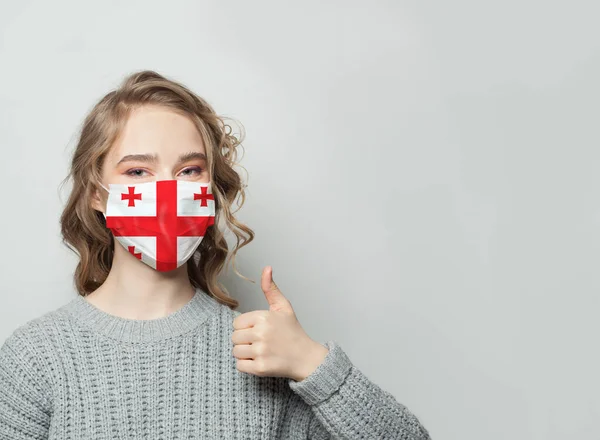 Mujer Feliz Con Máscara Facial Sosteniendo Pulgar Hacia Arriba Con — Foto de Stock