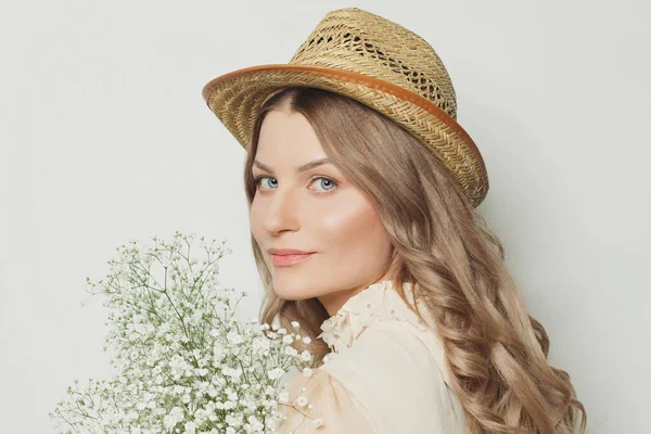 Atractiva Mujer Sombrero Blanco Con Flores Hermosa Cara Femenina Cerca —  Fotos de Stock