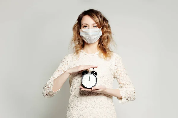 Mujer Seria Máscara Médica Protectora Con Despertador Blanco — Foto de Stock