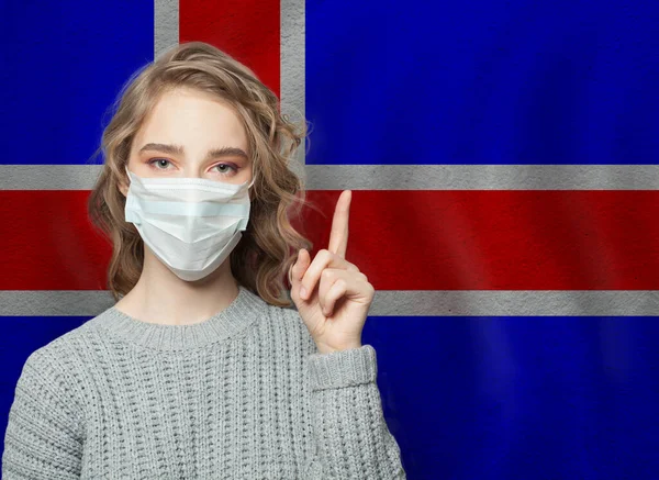 Mujer Con Máscara Médica Apuntando Contra Bandera Nacional Islandia Antecedentes —  Fotos de Stock