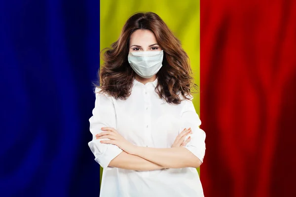 国家旗ルーマニアに対する顔マスクの楽観的な医師 インフルエンザの流行とウイルス保護の概念 — ストック写真