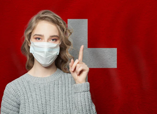 Mujer Con Máscara Médica Apuntando Contra Fondo Bandera Suiza Epidemia —  Fotos de Stock
