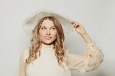 Beyaz arka planda yaz şapkalı mutlu kadın.