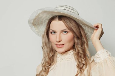Beyaz şapkalı güzel sarışın kadın.