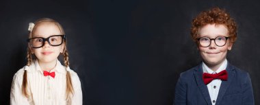 Tahta üzerinde mutlu çocuklar, okul konseptine geri dönüyorlar.