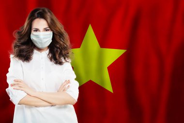 Vietnam bayrağına karşı koruyucu maskeli doktor. Grip salgını ve virüs koruma kavramı