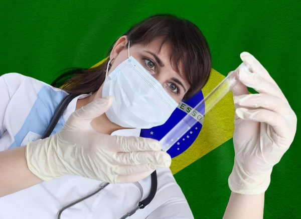 Mujer Científica Con Sonda Ensayo Coronavirus Covid Contra Bandera Brasil — Foto de Stock