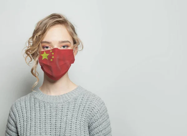 Çin Bayrağı Taşıyan Yüz Maskesi Takan Genç Bir Kadın Grip — Stok fotoğraf