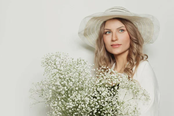 Healthy Woman Wearing Summer Season Hat Holding Flowers White Background — Stock Photo, Image