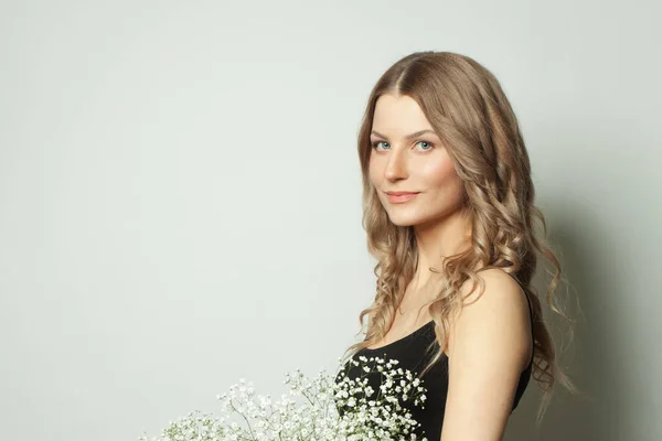 Vrolijke Vrouw Met Bloemen Glimlachen Witte Achtergrond — Stockfoto