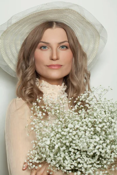 Κοντινό Πορτραίτο Της Τέλειας Γυναίκας Λευκό Καπέλο Όμορφο Γυναικείο Πρόσωπο — Φωτογραφία Αρχείου