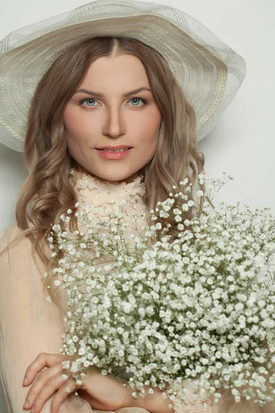 Beautiful Woman Hat Holding White Flowers Closeup Portrait — Stock Photo, Image