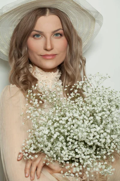 Όμορφο Γυναικείο Πρόσωπο Τέλεια Κυρία Καπέλο Που Κρατάει Λουλούδια — Φωτογραφία Αρχείου