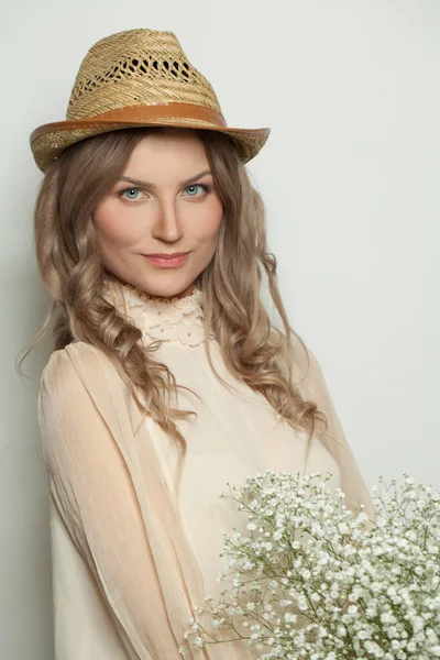 Vacker Kvinna Halm Hatt Hålla Blommor Vit Bakgrund — Stockfoto