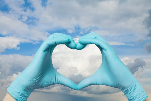 Médico Mãos Fazendo Coração Contra Céu Azul — Fotografia de Stock