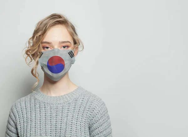 Mladá Žena Obličejovou Maskou Vlajkou Epidemie Chřipky Koncepce Ochrany Proti — Stock fotografie