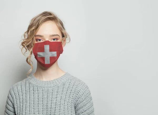 Młoda Kobieta Masce Flagą Koncepcja Epidemii Grypy Ochrony Przed Wirusami — Zdjęcie stockowe