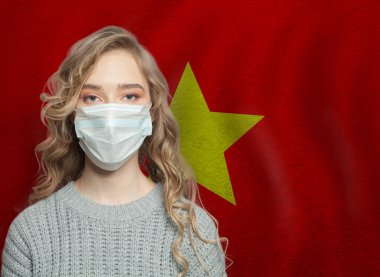 Bayraklı yüz maskesi takan genç bir kadın. Grip salgını ve virüs koruma kavramı