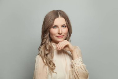 Beyaz üzerinde güzel bir kadın portresi