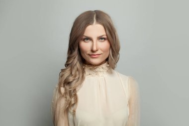 Beyaz üzerinde gülümseyen kadın portresi