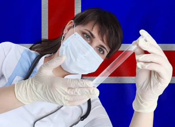 Mujer Científica Con Sonda Ensayo Coronavirus Covid Contra Bandera Islandia —  Fotos de Stock