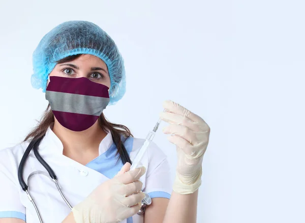 Mujer Científica Máscara Con Bandera Letonia Investigación Virus Laboratorio Para —  Fotos de Stock