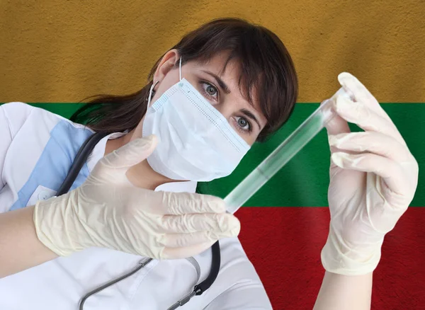 Mujer Científica Con Sonda Ensayo Coronavirus Covid Contra Bandera Lituania —  Fotos de Stock