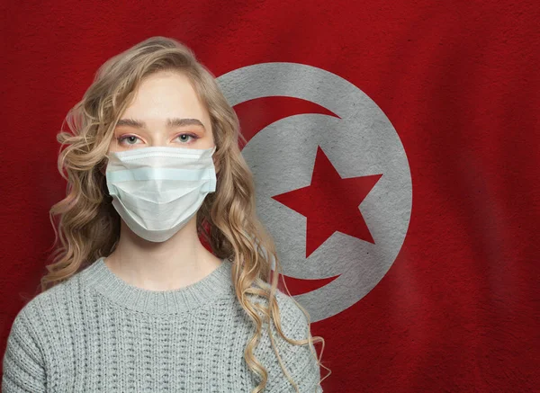 顔に旗をつけたマスクをした若い女性 インフルエンザの流行とウイルス保護の概念 — ストック写真