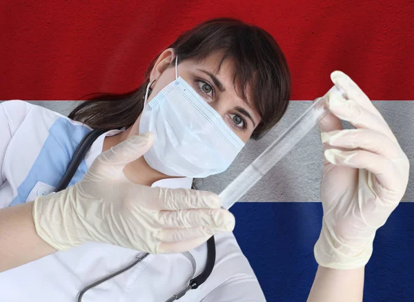 Mujer Científica Con Sonda Coronavirus Covid Contra Bandera Croacia Investigación —  Fotos de Stock