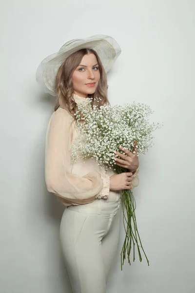 Piękna Kobieta Kwiatami Pozowanie Białym Tle — Zdjęcie stockowe
