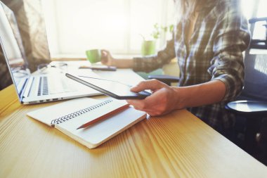 tablet, kahve ve masadaki laptop ile el