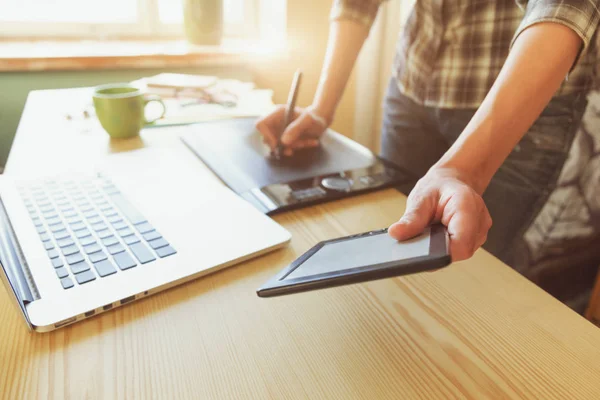 Diseñadores manos con la tableta y el ordenador portátil en la mesa — Foto de Stock