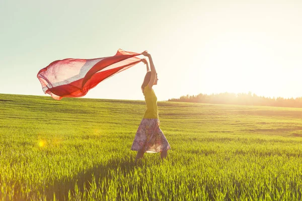 Flickan tittar på magisk soluppgång med vävnad som inspiration — Stockfoto