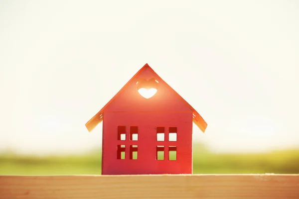 Röd modell av hus som symbol — Stockfoto