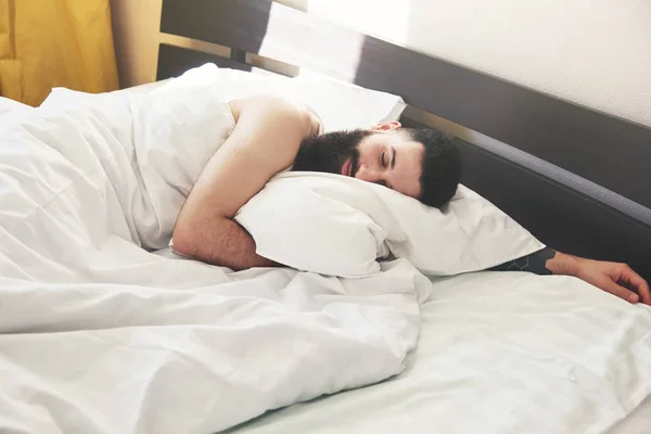 Bärtiger Mann liegt im Bett — Stockfoto