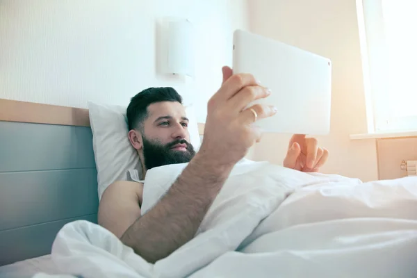 Bärtiger Mann mit digitalem Tablet — Stockfoto