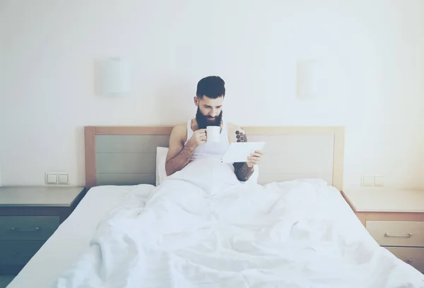 Bärtiger Mann liegt beim Kaffee — Stockfoto