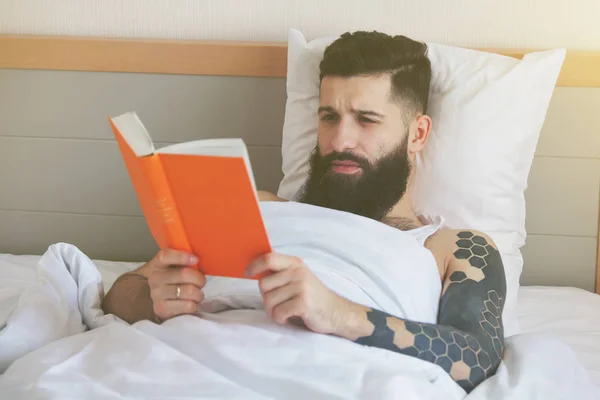 Brodaty mężczyzna czytanie książki — Zdjęcie stockowe
