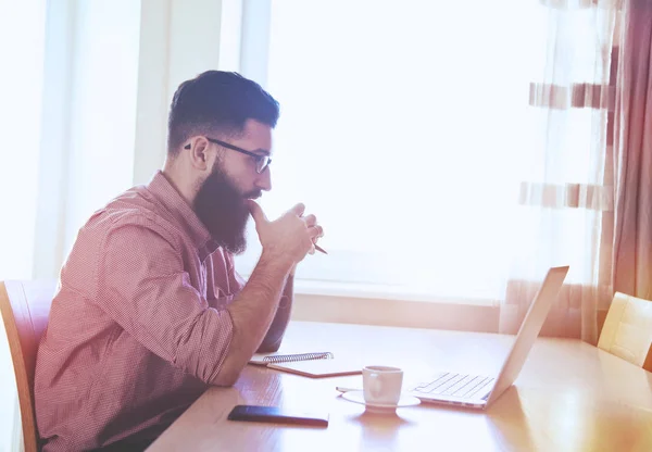 Homem barbudo trabalhando com laptop — Fotografia de Stock